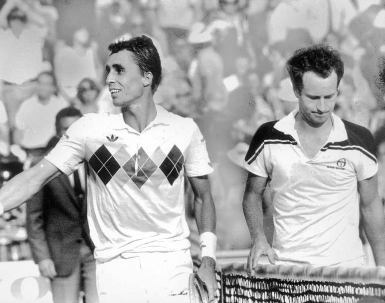 Ivan Lendl sconfigge John McEnroe nella finale del Roland Garros 1984 (Ap)